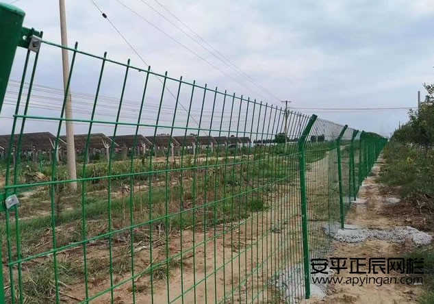 http://m.ywjinlu.cn光伏場區(qū)護(hù)欄網(wǎng)