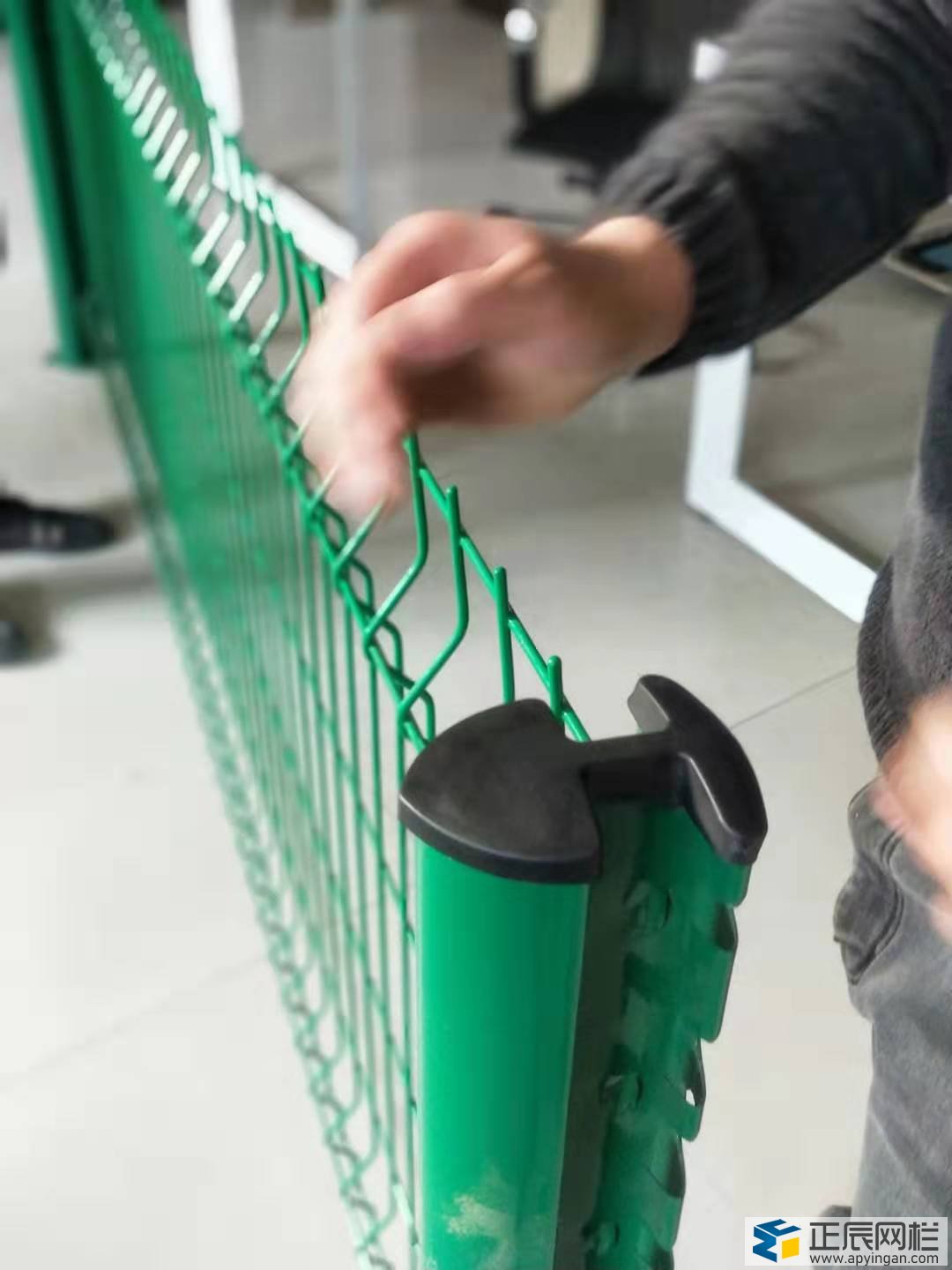 桃型柱護欄網(wǎng)安裝流程