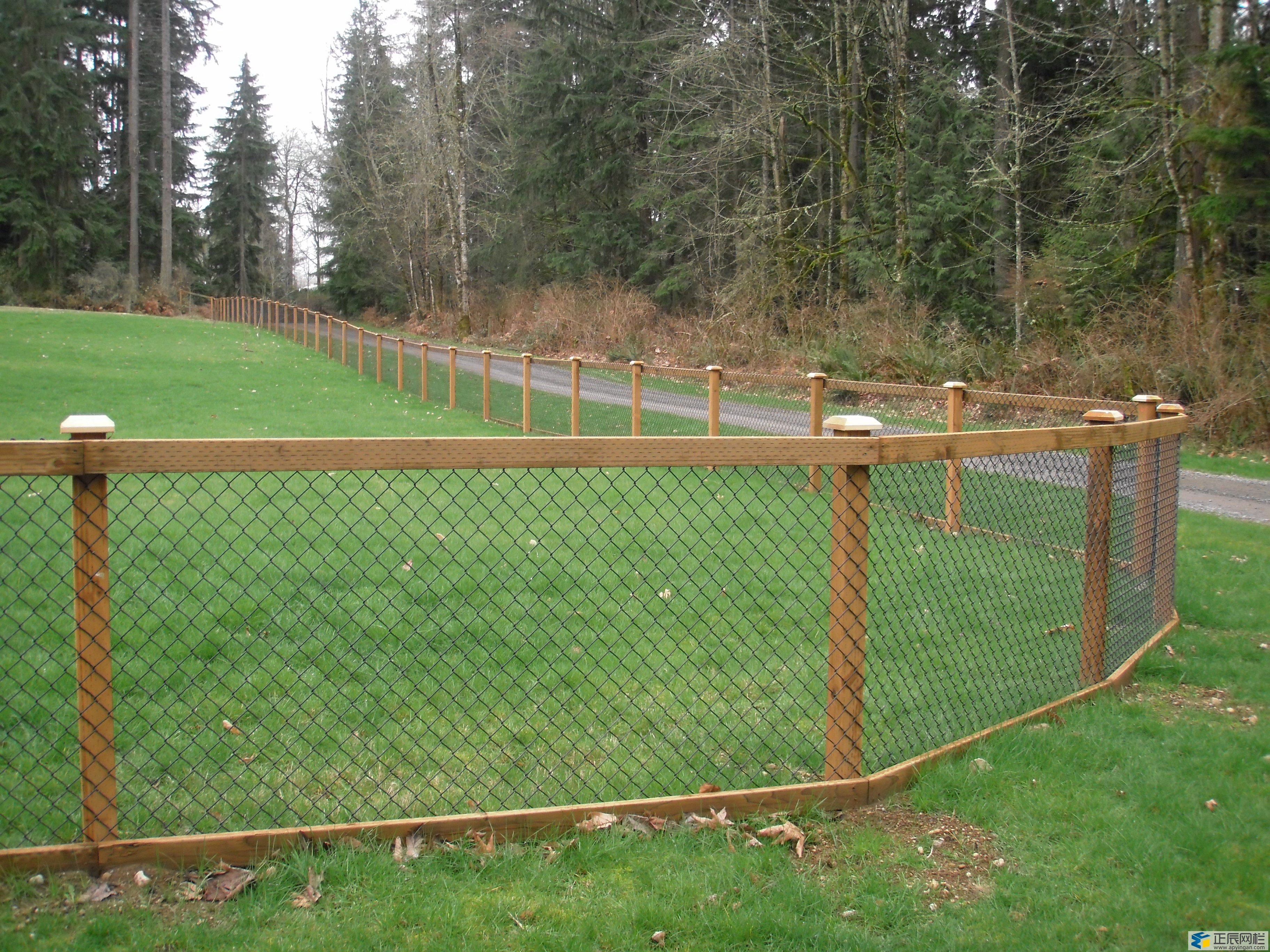 勾花網(wǎng)護(hù)欄圖片