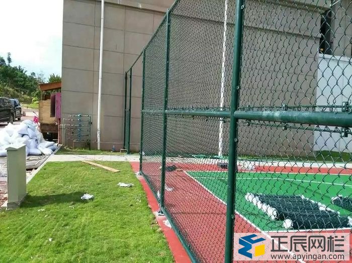 勾花網(wǎng)護(hù)欄圖片