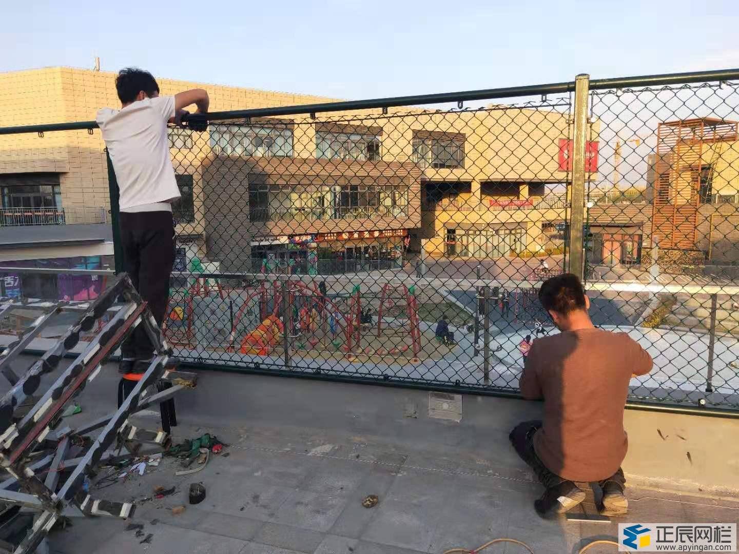 勾花網(wǎng)護(hù)欄圖片