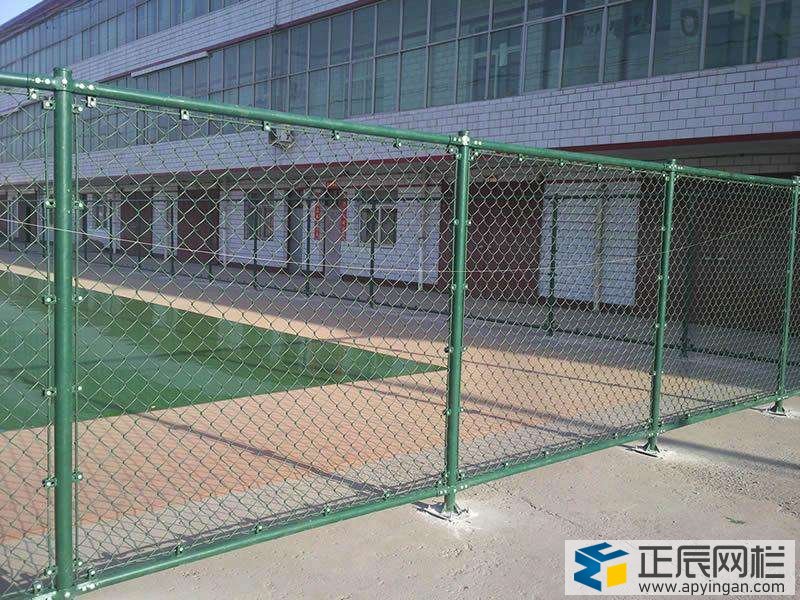 勾花網(wǎng)護(hù)欄圖片